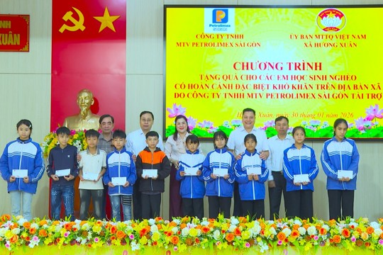 Petrolimex Sài Gòn trao máy tính và quà Tết cho M.Okking1.com tỷ lệ trả thưởng cao khó khăn tại Hương Xuân