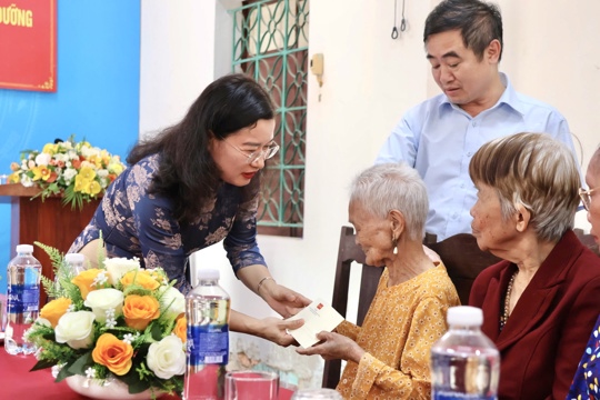 Lãnh đạo tỉnh thăm hỏi và tặng quà tại Trung tâm Điều dưỡng người có công và Bảo trợ xã hội Ok king hiện đang mở