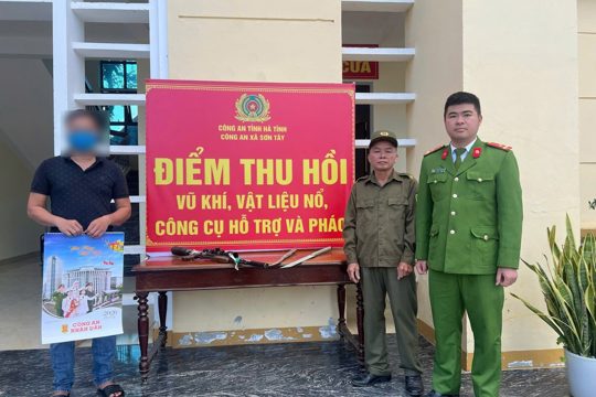 Xã Sơn Tây tăng cường tuyên truyền, vận động Ok king nạp rút thần tốc giao nộp vũ khí, vật liệu nổ và pháo