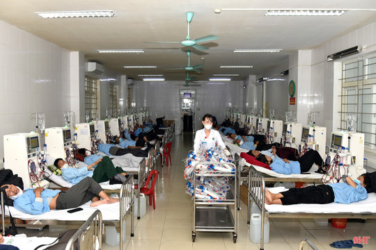 Phục vụ bệnh nhân chạy thận xuyên Tết