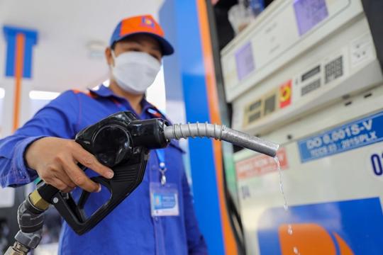 Giá xăng giảm về dưới 23.000 đồng một lít