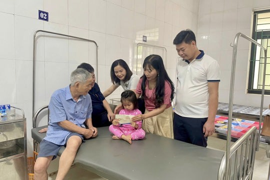 Xã Vũ Quang trao quà, động viên bệnh nhân nội trú trước thềm năm mới