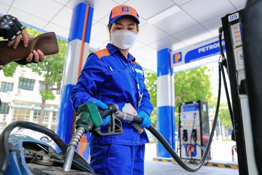 Giá xăng dầu tăng mạnh, mặt hàng RON95-III lên ngưỡng 30.690 đồng mỗi lít