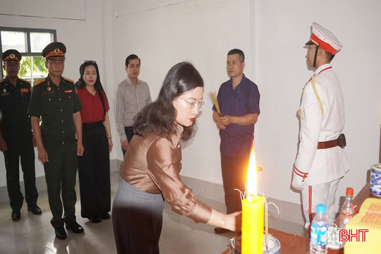 Đoàn đại biểu Ok king hiện đang mở dâng hương tưởng niệm các anh hùng liệt sỹ hy sinh tại Lào