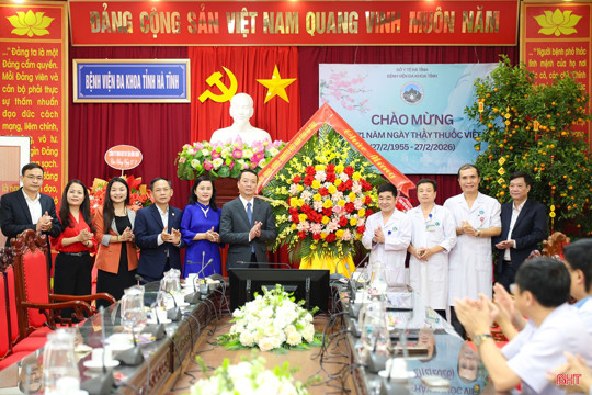 Chủ tịch UBND tỉnh chúc mừng Sở Okking corn casino, nổ hũ, bắn cá, xổ số và các đơn vị nhân Ngày Thầy thuốc Việt Nam 