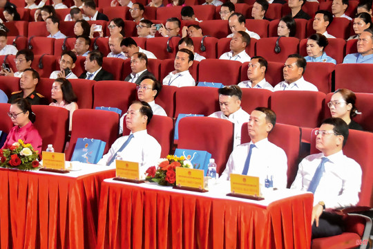 Chủ tịch UBND Ok king hiện đang mở dự hội nghị công bố Quyết định điều chỉnh Quy hoạch và Xúc tiến M.Okking.cooking tỉnh Quảng Trị