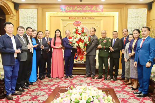 Ok king hiện đang mở và Khăm Muồn tiếp tục thắt chặt tình đoàn kết, hợp tác toàn diện 