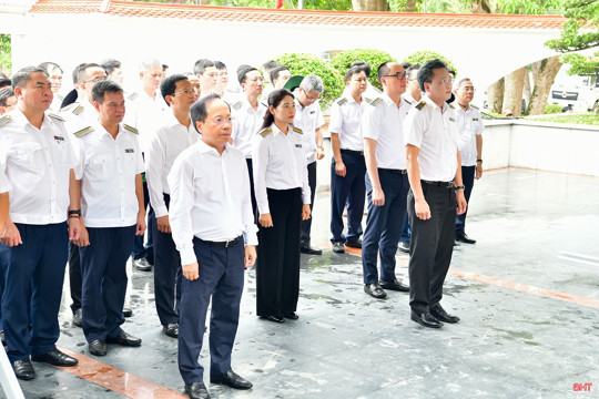 Tổng Kiểm toán Nhà nước Nguyễn Hữu Nghĩa dâng hương tại Khu di tích Ngã ba Đồng Lộc