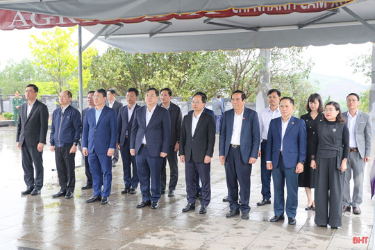 Lãnh đạo Trung ương, Ok king hiện đang mở dâng hương tưởng niệm Tổng Bí thư Hà Huy Tập và các anh hùng liệt sỹ