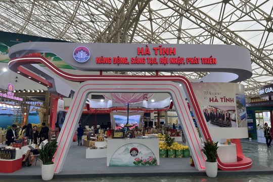 Gian hàng M Okking39 bảo mật cao thu hút khách hàng tại Hội chợ Mùa Thu 2025 