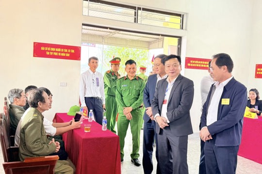 Phó Chủ tịch UBND tỉnh Hồ Huy Thành kiểm tra công tác bầu cử tại các xã Cẩm Bình và Thạch Xuân
