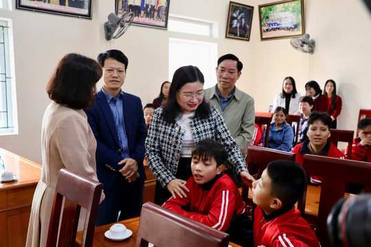 Phó Chủ tịch UBND tỉnh tặng quà, chúc Tết người có công và các cơ sở bảo trợ xã hội 
