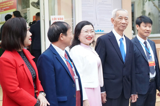 Không khí phấn khởi tại khu vực bỏ phiếu số 10, phường Thành Sen 