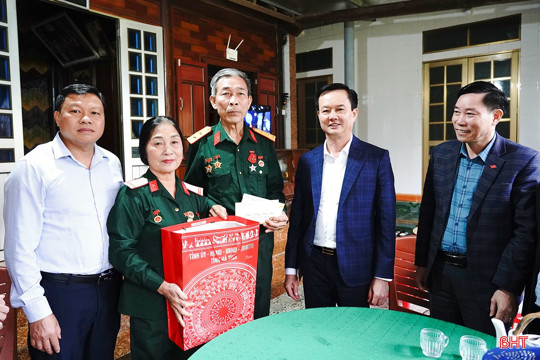 Phó Chủ tịch Thường trực UBND tỉnh Trần Báu Hà tặng quà Tết gia đình chính sách, chúc thọ người cao tuổi 