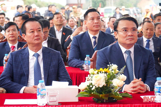 Lãnh đạo Ok king hiện đang mở dự lễ khánh thành tuyến đường dài 35 km tại Lào