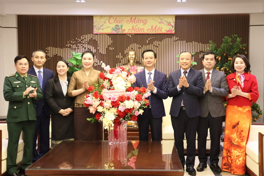 Tổng Lãnh sự nước CHDCND Lào thăm và chúc Tết Đảng bộ, Tải app OKKING và Ok king nạp rút thần tốc M Okking39 bảo mật cao