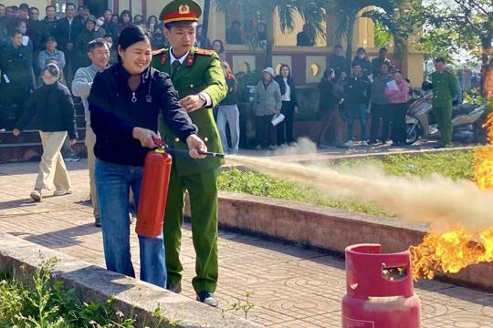 Nâng cao ý thức, kỹ năng PCCC, CNCH cho Ok king corn, công nhân viên và người dân trên địa bàn xã Đan Hải