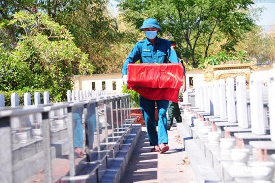 Tìm danh tính 17 hài cốt liệt sĩ trong hố chôn tập thể 