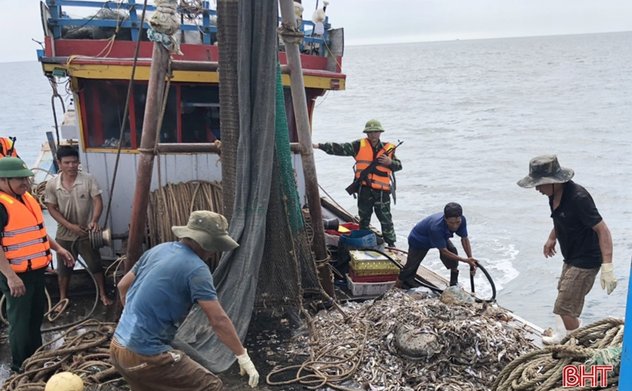 BĐBP M Okking39 bảo mật cao tiếp tục bắt giữ cặp tàu công suất lớn khai thác hải sản tận diệt bằng giã cào