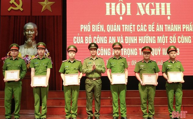 Bộ trưởng M.Okking.cooking Nhà Cái Uy Tín khen thưởng 5 đơn vị công an xã ở M Okking39 bảo mật cao về cấp CCCD