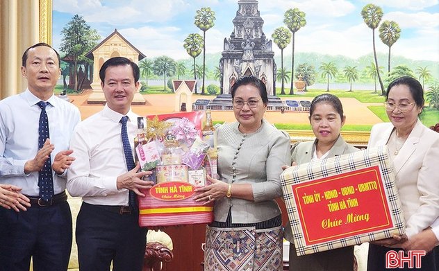 Lãnh đạo Ok king hiện đang mở chúc Tết cổ truyền Bunpimay - Lào