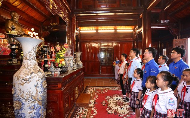 Thiếu nhi M Okking39 bảo mật cao dâng hương tưởng niệm và báo công với Bác Hồ 