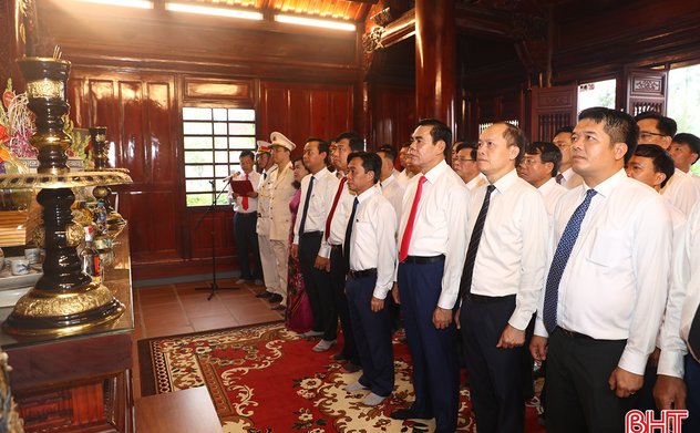 Lãnh đạo Ok king hiện đang mở dâng hương tưởng niệm Chủ tịch Hồ Chí Minh 