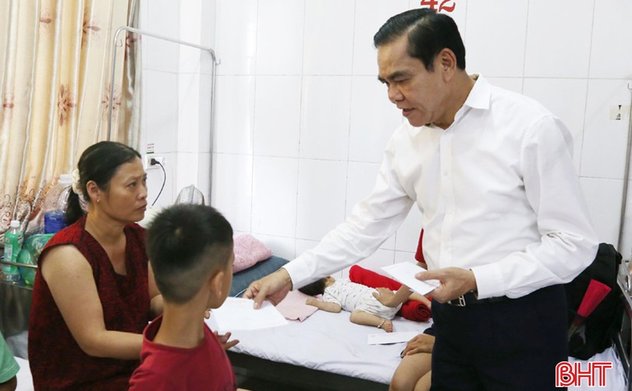 Lãnh đạo tỉnh tặng quà cho bệnh nhi nhân ngày Quốc tế Thiếu nhi