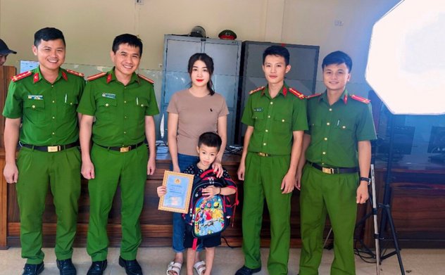 Trao thẻ Căn cước cho Đăng Nhập Okking.com đầu tiên dưới 14 tuổi trên địa bàn huyện Hương Khê 