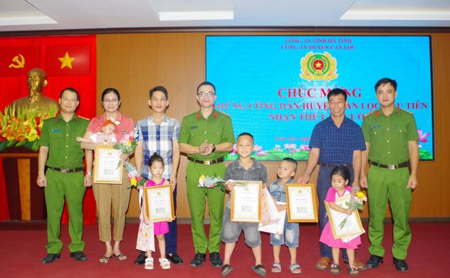 Những Đăng Nhập Okking.com “nhí” đầu tiên của huyện Can Lộc nhận thẻ Căn cước