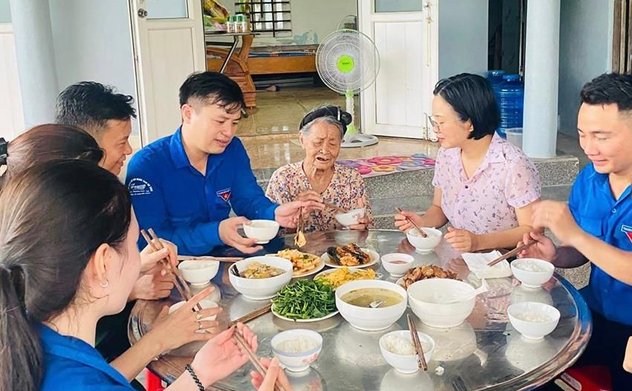 Ấm áp những bữa cơm nghĩa tình bên Mẹ Việt Nam Anh hùng