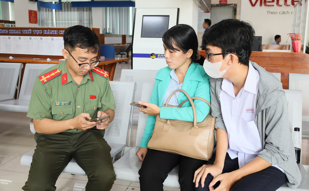 Người dân hào hứng đóng góp ý kiến Dự thảo Văn kiện Đại hội XIV của Đảng qua ứng dụng VNeID 