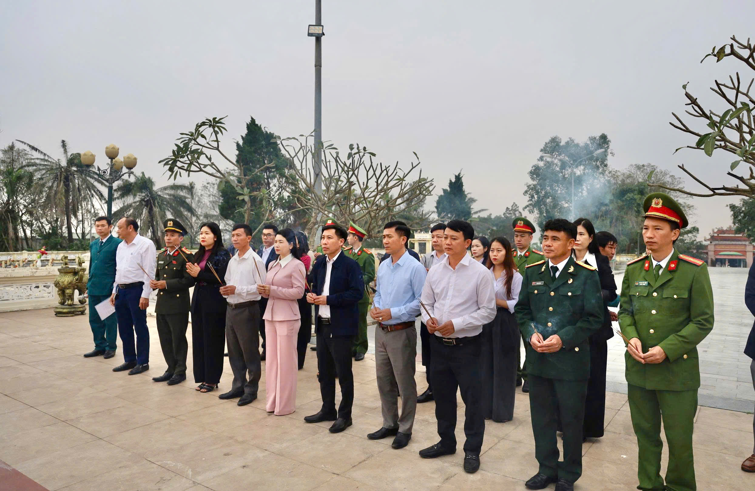 Xã Kỳ Khang tổ chức dâng hương tại nghĩa trang liệt sỹ Kỳ Anh Nhân kỷ niệm 81 năm ngày lập thành Quân đội Ok king nạp rút thần tốc Việt Nam (22/12/1944 - 22/12/2025) và 36 năm ngày hội quốc phòng toàn dân (12/12/1989 - 22/12/2025) 