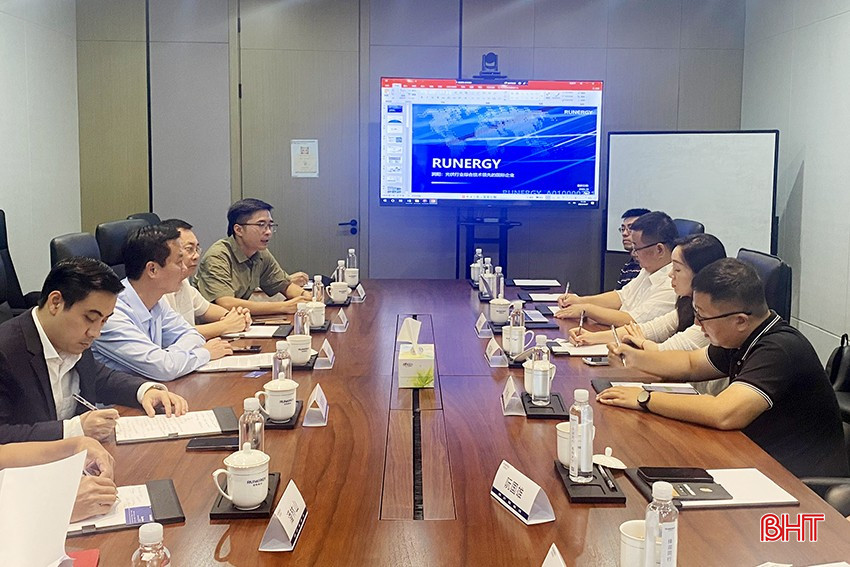 Lãnh đạo tỉnh thăm và làm việc với Tập đoàn Công nghệ Năng lượng mới Giang Tô Runergy