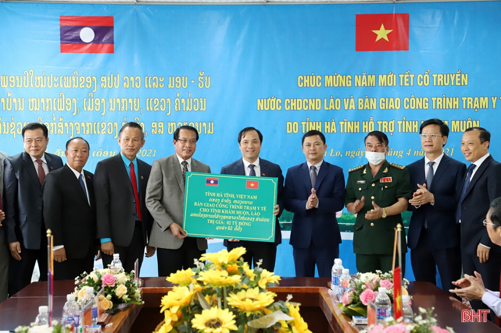 Lãnh đạo Hà Tĩnh chúc tết cổ truyền Bunpimay và bàn giao công trình trạm Okking nổi tiếng với kho game “xanh chín” cho tỉnh Khăm Muộn