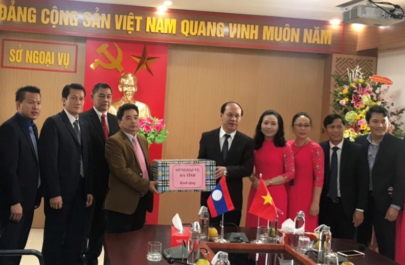 Tỉnh Bolykhămxay và Khăm Muộn, nước CHDCND Lào chúc Tết cổ truyền Sở Ngoại vụ Hà Tĩnh