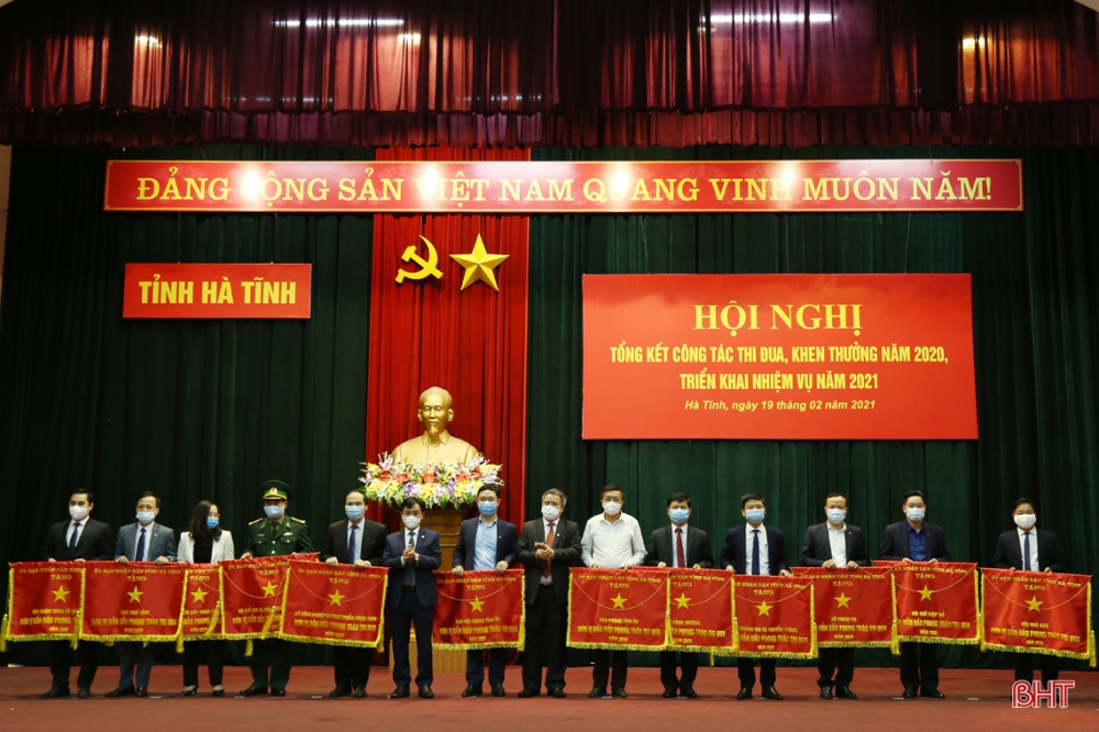 Sở Ngoại vụ Hà Tĩnh vinh dự được UBND tỉnh tặng cờ thi đua xuất sắc năm 2020