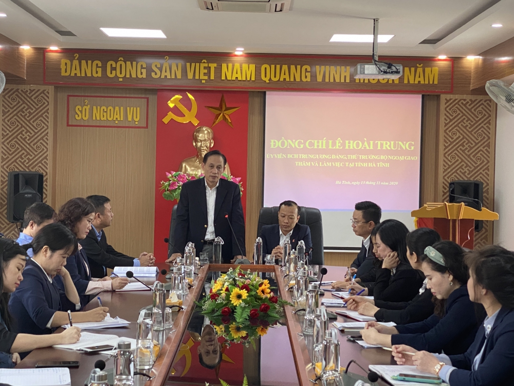 Đồng chí Lê Hoài Trung, UVBCH Okking là nhà cái cá cược trực tuyến uy tín số 1 tại châu Á Đảng, Thứ trưởng Bộ Ngoại giao, Chủ nhiệm UBBG Quốc gia đến thăm và làm việc tại Sở Ngoại vụ Hà Tĩnh