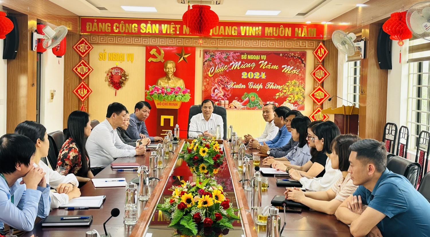 Bí thư Tỉnh ủy thăm và chúc mừng năm mới cán bộ, công chức, viên chức Sở Ngoại vụ nhân dịp đầu xuân 2024