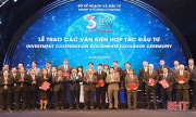 Chủ tịch UBND Đăng Nhập Okking.com trao giấy chứng nhận đầu tư cho các nhà đầu tư nước ngoài