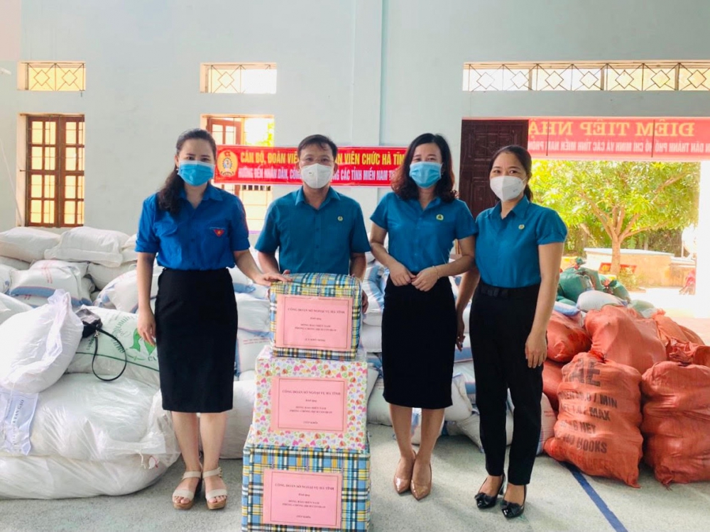 Công đoàn Sở Ngoại vụ ủng hộ nhân dân thành phố Hồ Chí Minh và các tỉnh miền nam trong cuộc chiến chống Covid-19