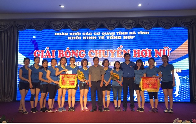 Chi đoàn Sở Ngoại vụ đạt giải 3 bóng chuyền hơi nữ