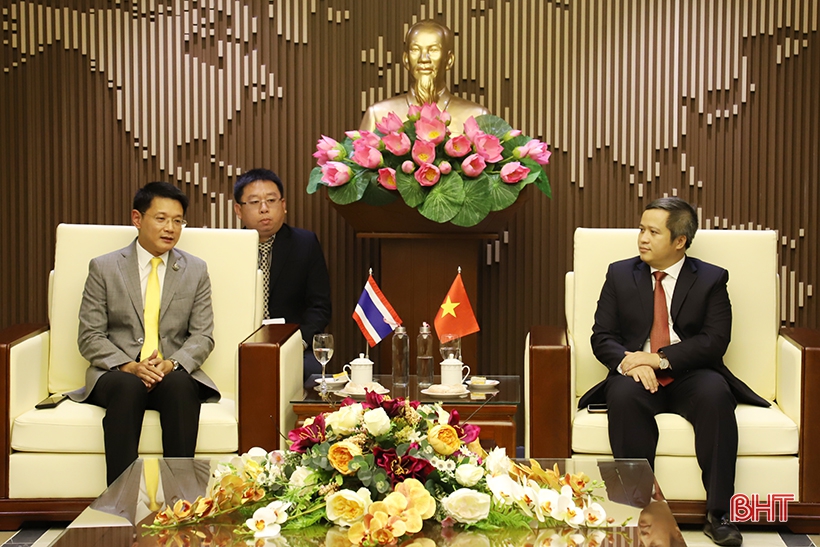 Tỉnh trưởng Nakhonphanom chào xã giao lãnh đạo Hà Tĩnh