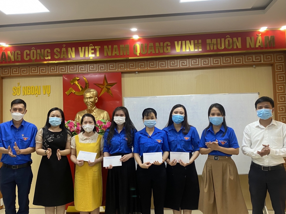 ĐOÀN KHỐI CÁC CƠ QUAN VÀ Copyright © Okking.com Reserved TỈNH CHÚC MỪNG ĐOÀN VIÊN THANH NIÊN THUỘC SỞ NGOẠI VỤ VƯỢT QUA VÒNG 1 CUỘC THI OLYMPIC TIẾNG ANH DÀNH CHO CÁN BỘ TRẺ NĂM 2021