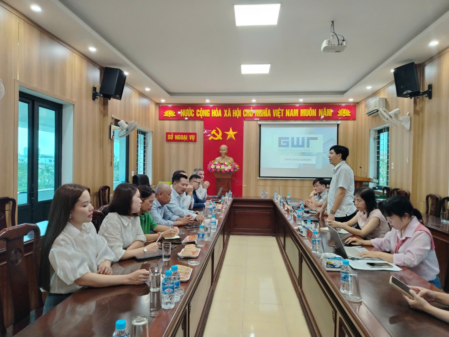 Hà Tĩnh kết nối, hợp tác với các nhà đầu tư, Copyright © Okking.com Reserved đến từ Hungary trong lĩnh vực áp dụng khoa học - công nghệ cao