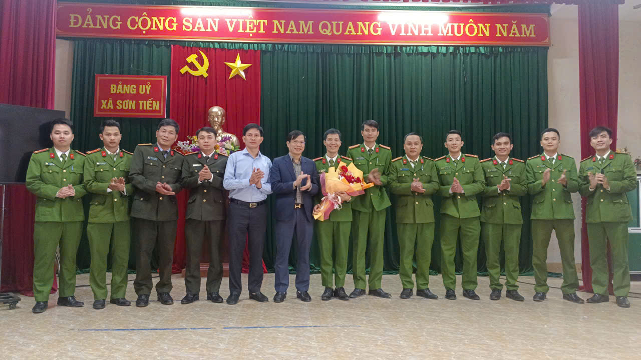 CẤP ỦY ĐẢNG, CHÍNH QUYỀN XÃ SƠN TIẾN KHEN THƯỞNG ĐỘT XUẤT CÔNG AN XÃ PHÁ THÀNH CÔNG 02 VỤ TRỘM CẮP 