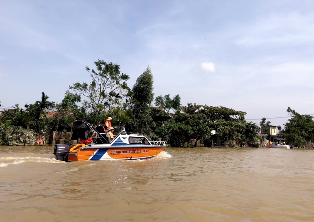Ngành Dự trữ Nhà nước luôn sát cánh với đồng bào miền Trung Ngành Dự trữ Nhà nước luôn sát cánh với đồng bào miền Trung
