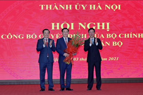Trao quyết định phân công ông Đinh Tiến Dũng làm Bí thư Hà Nội Trao quyết định phân công ông Đinh Tiến Dũng làm Bí thư Hà Nội