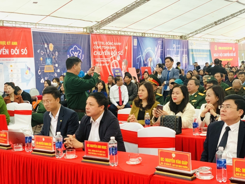 Ngày hội ‘Chuyển đổi số” và Triễn lãm trực tuyến “Trường Sa xanh” Ngày hội ‘Chuyển đổi số” và Triễn lãm trực tuyến “Trường Sa xanh”