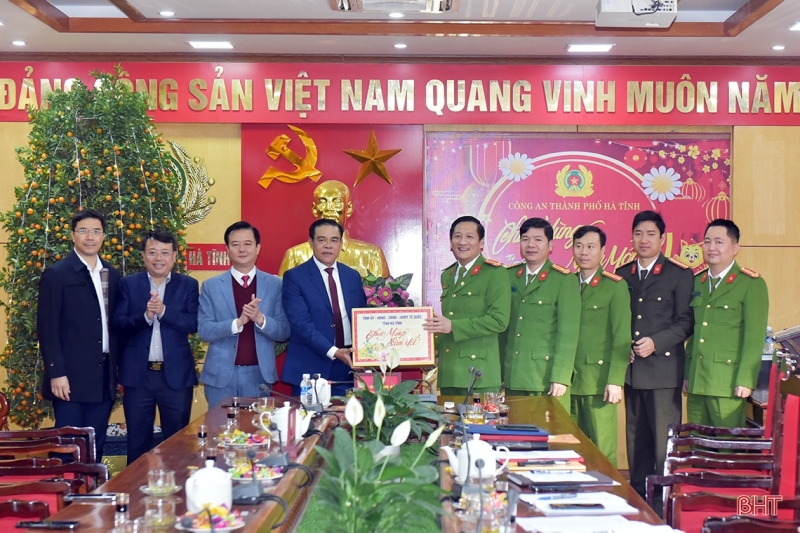 Chủ tịch UBND tỉnh thăm, chúc tết các đơn vị đầu xuân Quý Mão Chủ tịch UBND tỉnh thăm, chúc tết các đơn vị đầu xuân Quý Mão